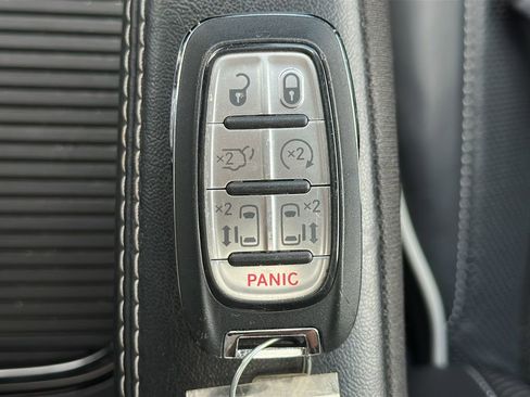 Used 2025 Chrysler Pacifica Limited FWD image 29