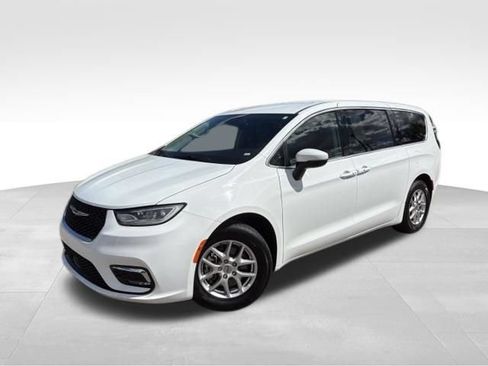 Used 2023 Chrysler Pacifica Touring-L FWD image 1