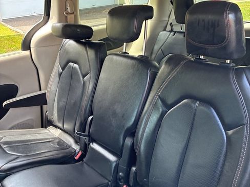 Used 2019 Chrysler Pacifica Touring-L FWD image 3