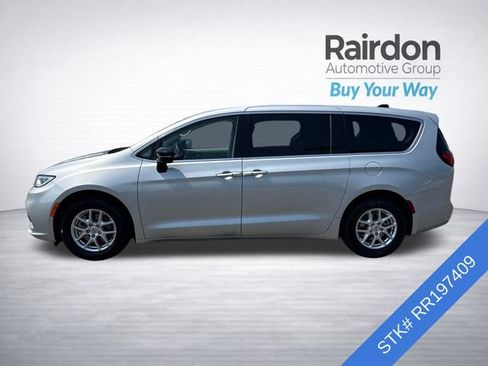 Used 2024 Chrysler Pacifica Touring-L FWD image 4