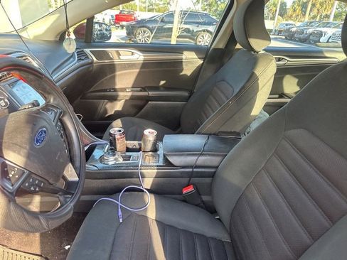 Used 2017 Ford Fusion SE w/ Fusion SE Technology Package image 3