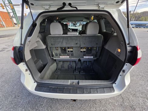 Used 2017 Toyota Sienna XLE image 13