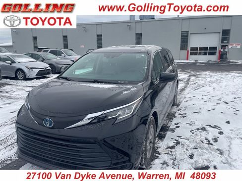 Certified 2021 Toyota Sienna LE image 1