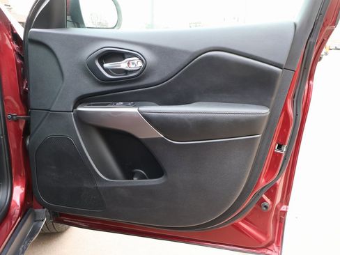 Used 2019 Jeep Cherokee Limited w/ Luxury Group image 10