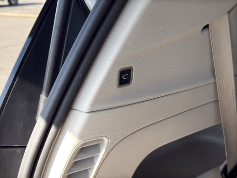 Used 2024 Chrysler Pacifica Touring-L image 30