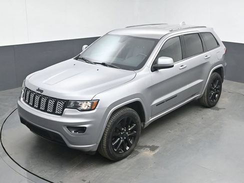 Used 2019 Jeep Grand Cherokee Altitude AWD/4WD image 15