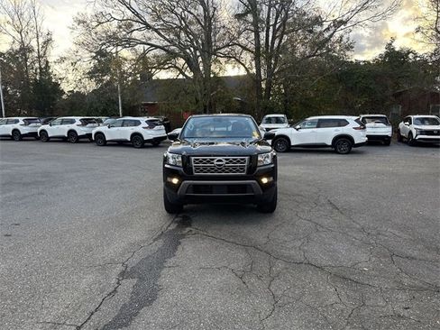 Used 2022 Nissan Frontier SV image 2