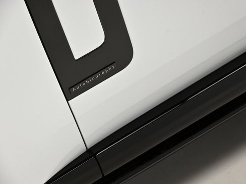 Used 2025 Land Rover Range Rover Long Wheelbase Autobiography image 37