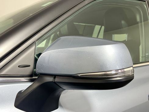 Used 2022 Toyota Highlander XLE image 12