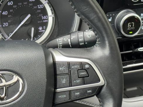 Used 2022 Toyota Highlander XLE AWD/4WD image 33