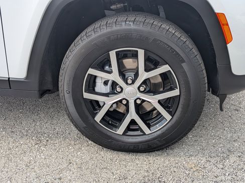 Used 2025 Jeep Grand Cherokee Limited image 11