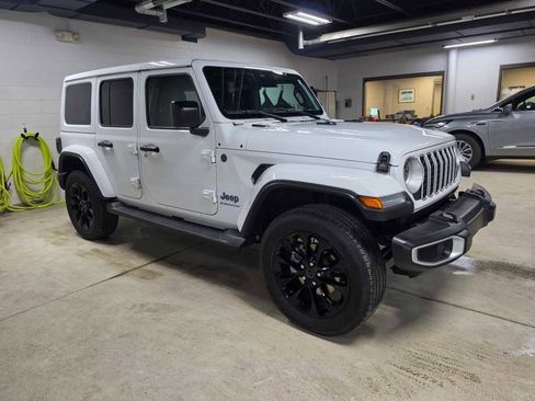 Used 2025 Jeep Wrangler Sahara image 3