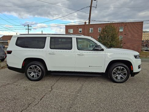 Used 2023 Jeep Wagoneer L Series II image 7