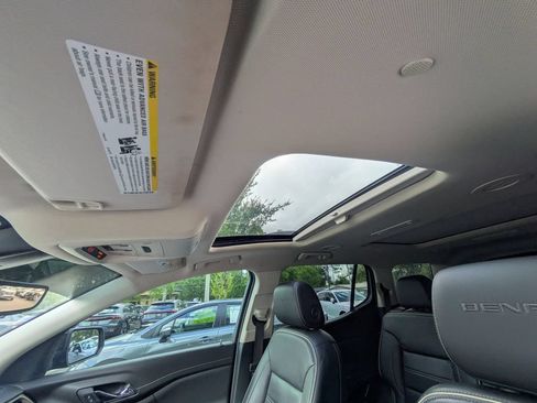 Used 2021 GMC Acadia Denali w/ Denali Technology Package FWD image 22