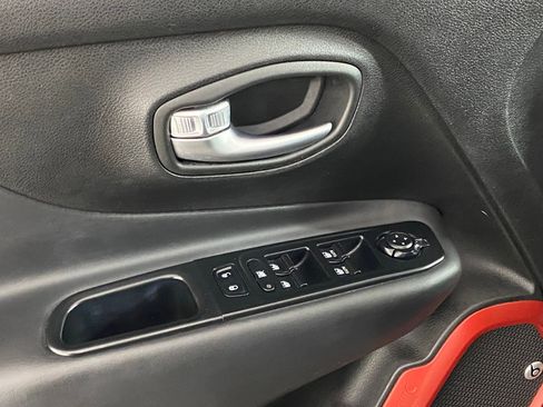 Used 2016 Jeep Renegade Trailhawk image 24