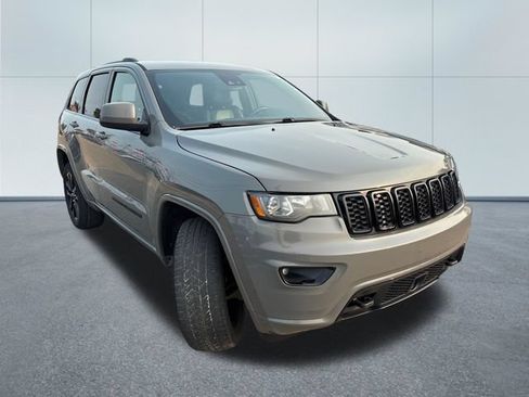 Used 2020 Jeep Grand Cherokee Altitude AWD/4WD image 5