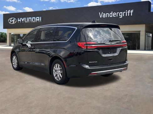 Used 2026 Chrysler Pacifica Select image 12