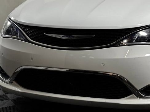Used 2019 Chrysler Pacifica Limited w/ Advanced Safetytec Group FWD image 12