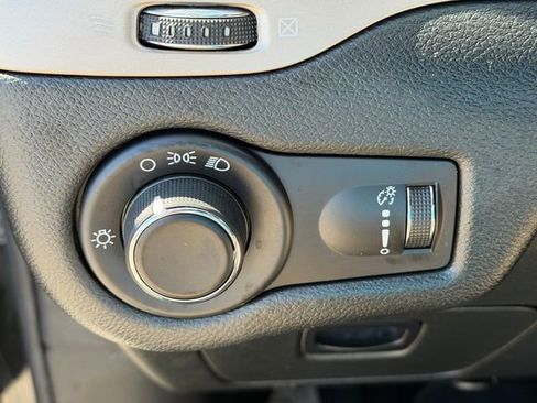 Used 2015 Jeep Cherokee Sport image 12