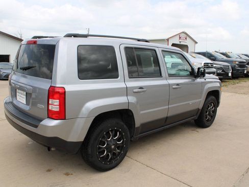 Used 2017 Jeep Patriot Latitude FWD image 8