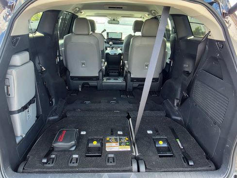 Used 2026 Toyota Sienna XLE FWD image 9