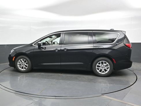Used 2023 Chrysler Pacifica Touring-L FWD image 8