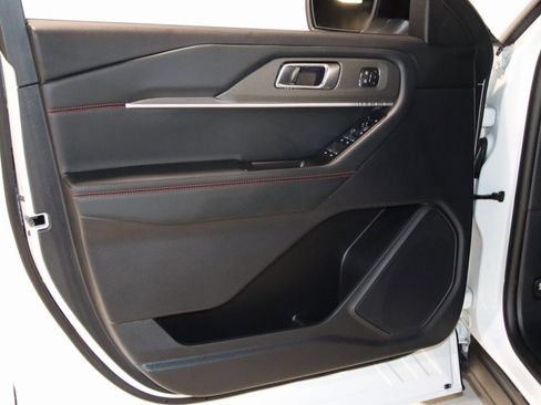 Used 2025 Ford Explorer ST-Line w/ Premium Package image 31