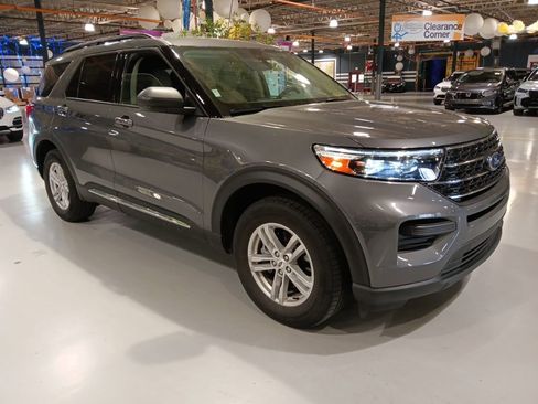 Used 2023 Ford Explorer XLT image 4