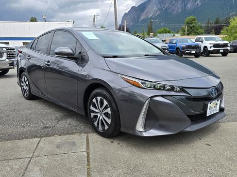Used 2021 Toyota Prius Prime XLE FWD image 3