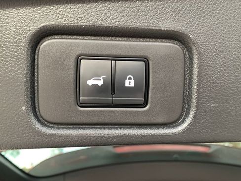 Used 2025 Nissan Pathfinder SL image 8