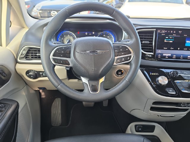 Used 2024 Chrysler Pacifica Touring-L FWD image 9