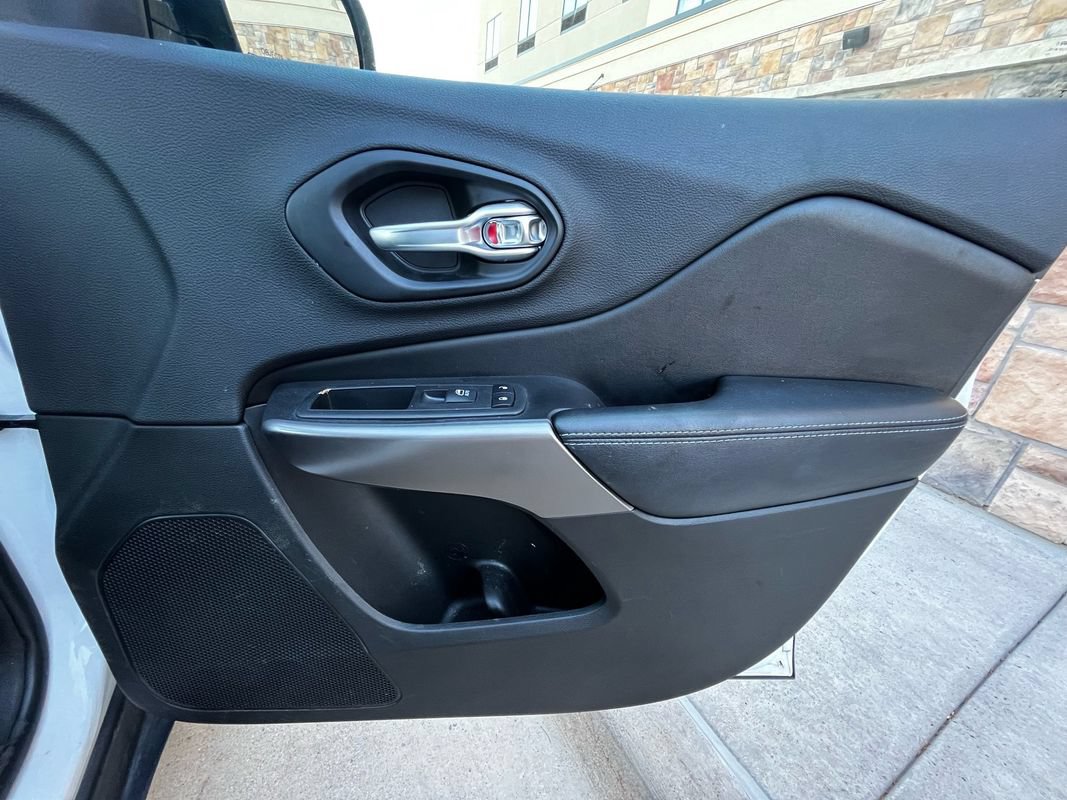 Used 2019 Jeep Cherokee Latitude Plus AWD/4WD image 22