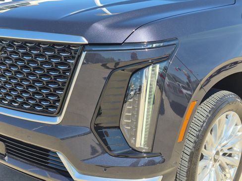 Used 2025 Cadillac Escalade Premium Luxury AWD/4WD image 10