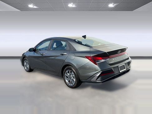 Used 2024 Hyundai Elantra SEL FWD image 3