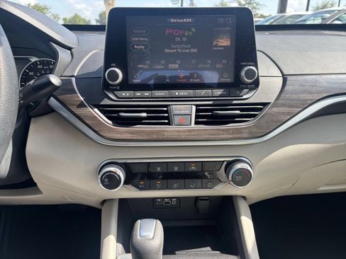 Used 2025 Nissan Altima 2.5 SV FWD image 17