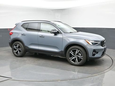 Used 2023 Volvo XC40 B5 Plus w/ Protection Package Premier AWD/4WD image 7