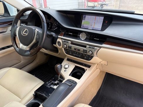 Used 2013 Lexus ES 350 Base 4dr Sedan w/ Premium Pkg image 38