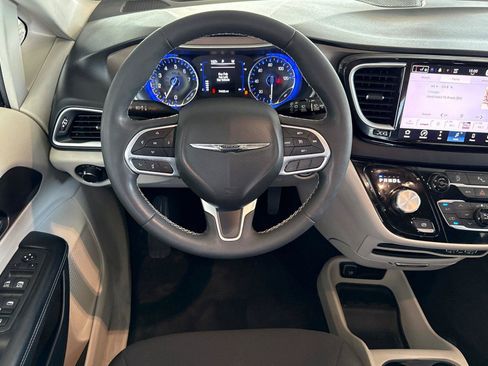 Certified 2022 Chrysler Voyager LX FWD image 14