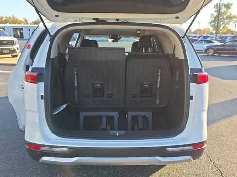 Used 2024 Kia Carnival LX image 14