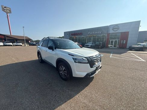 Used 2023 Nissan Pathfinder SL w/ Black Appearance Package AWD/4WD image 2