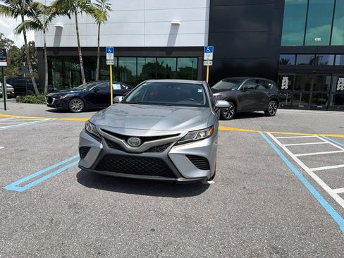 Used 2020 Toyota Camry SE FWD image 2
