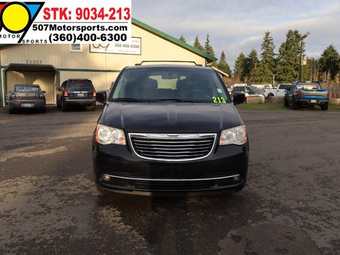 Used 2014 Chrysler Town & Country Touring image 10