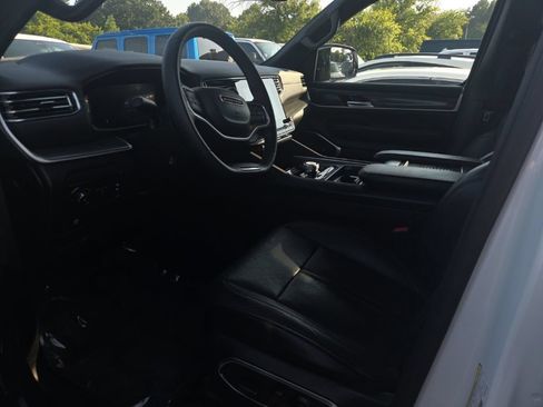 Used 2023 Jeep Wagoneer L Series II AWD/4WD image 3