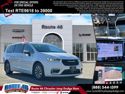 Used 2023 Chrysler Pacifica Limited w/ Uconnect Theater Family Group
