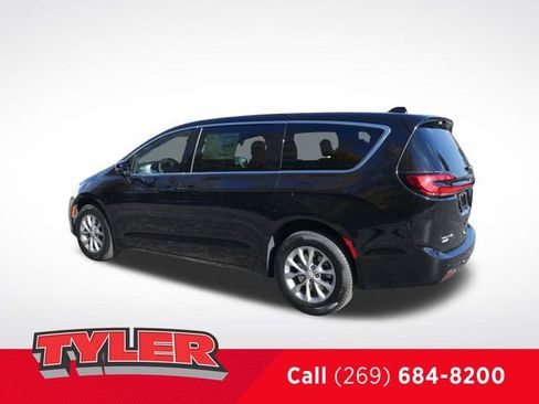New 2026 Chrysler Pacifica Limited image 5