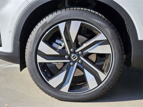 Certified 2025 Volvo XC40 B5 Ultra w/ Climate Package image 15