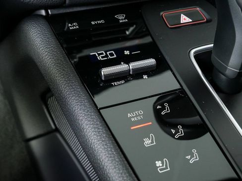 Used 2026 Porsche Macan AWD/4WD image 18