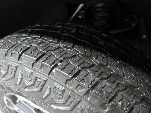 Used 2024 GMC Canyon AT4 w/ AT4 Premium Package image 7