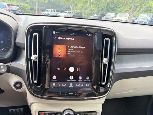 Certified 2025 Volvo XC40 B5 Plus AWD/4WD image 23