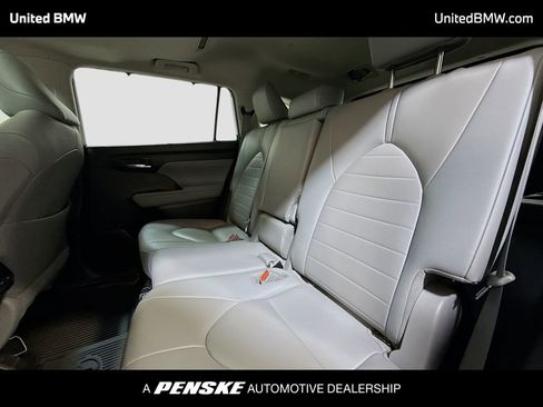 Used 2020 Toyota Highlander XLE FWD image 12